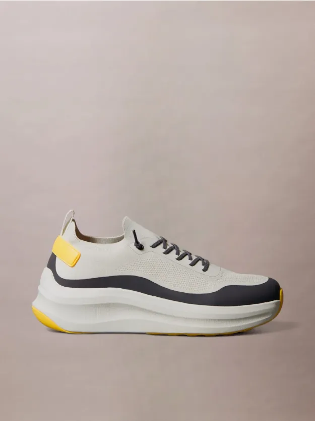 Vaporous White/Coal/Buttercup حذاء رياضي للركض برقبة محبوكة على شكل جورب ونعل سميك