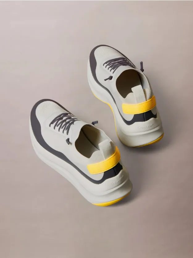 Vaporous White/Coal/Buttercup حذاء رياضي للركض برقبة محبوكة على شكل جورب ونعل سميك