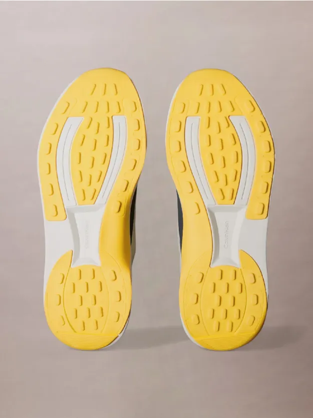 Vaporous White/Coal/Buttercup حذاء رياضي للركض برقبة محبوكة على شكل جورب ونعل سميك