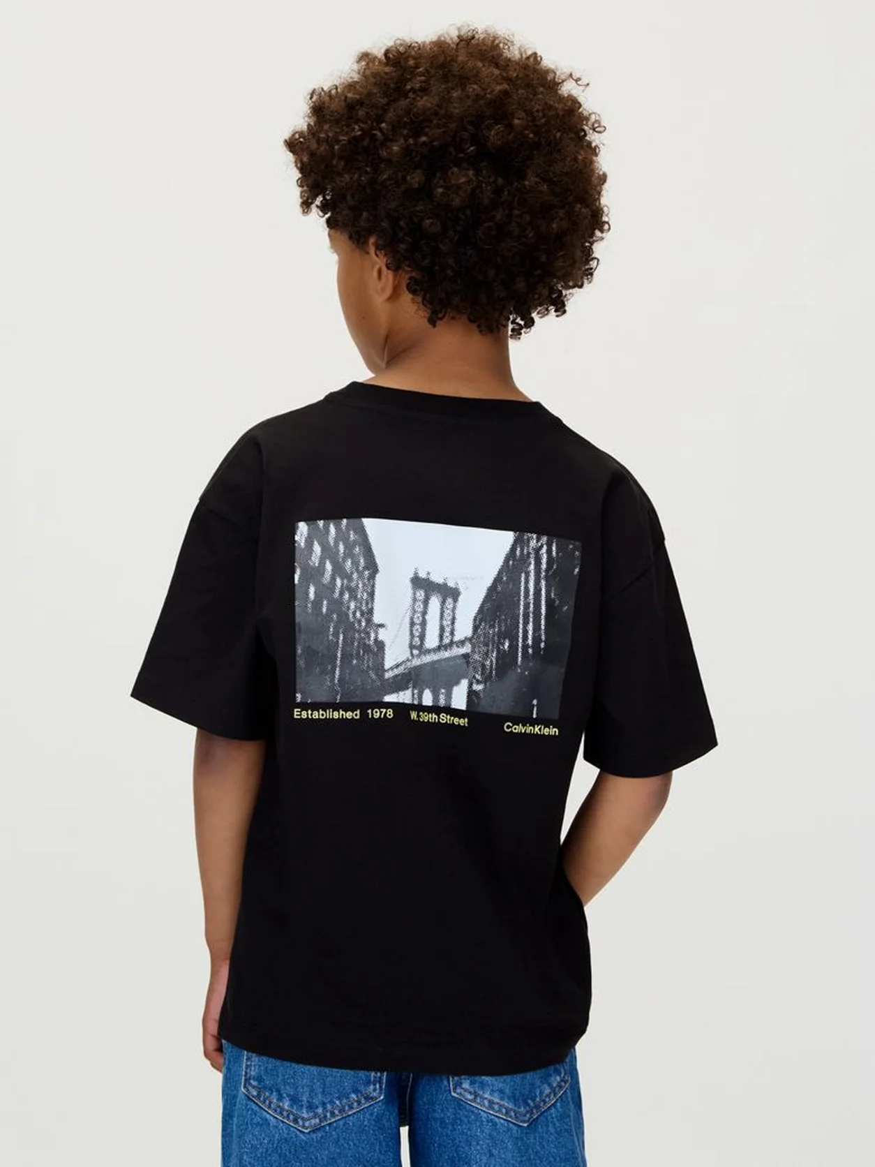 Ck Black تيشرت بقصة مريحة مزين بطبعة خلفية