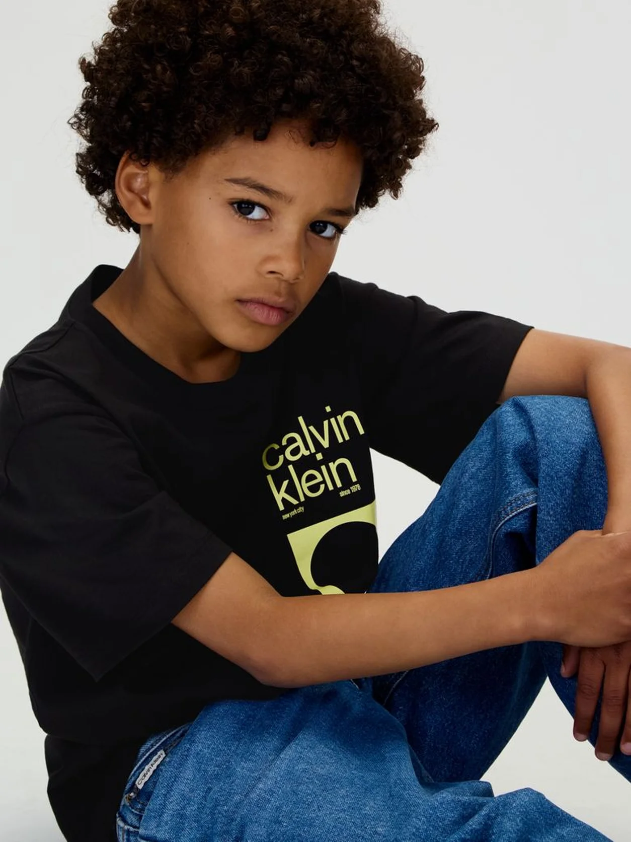 Ck Black تيشرت بقصة مريحة مزين بطبعة خلفية