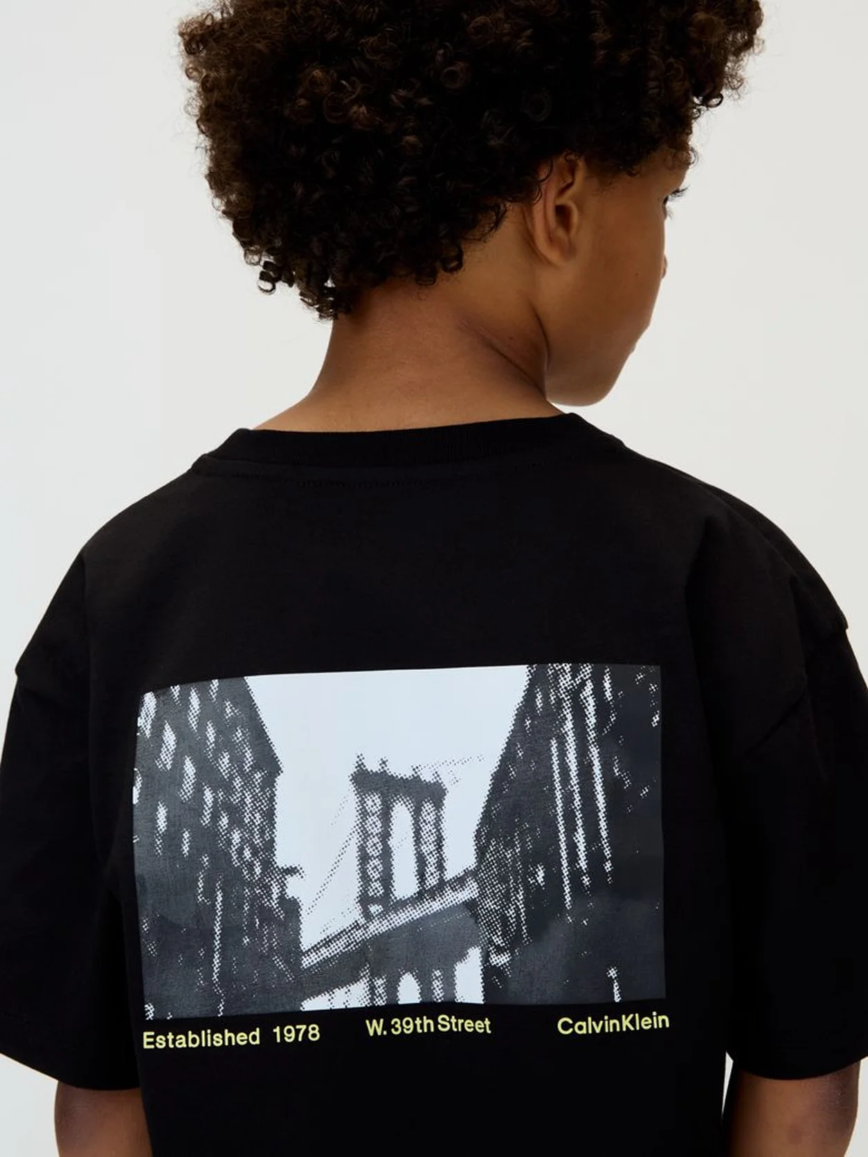 Ck Black تيشرت بقصة مريحة مزين بطبعة خلفية