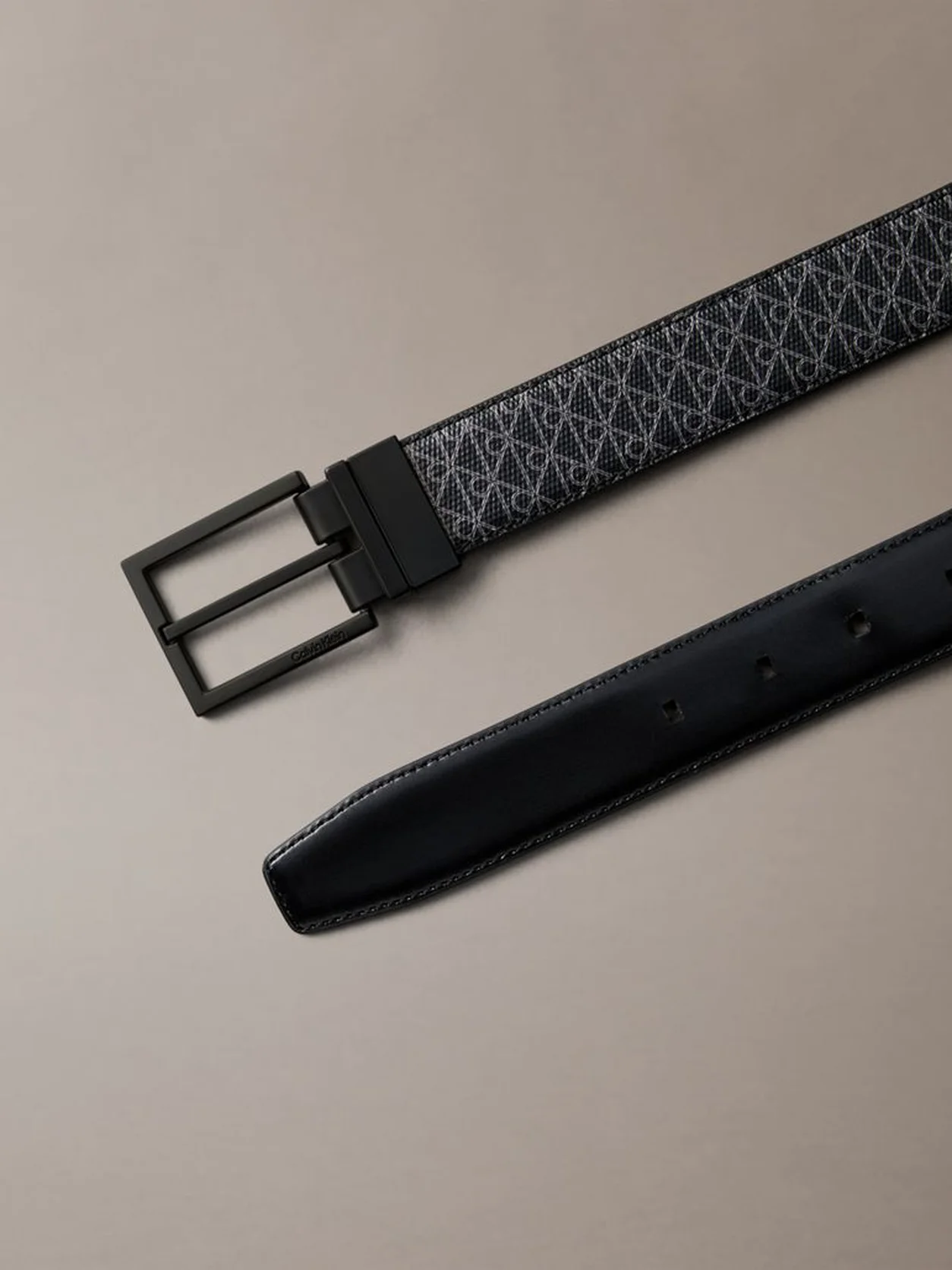 Black حزام قابل للارتداء على الوجهين مزين بنقشة شعار كلفن كلاين