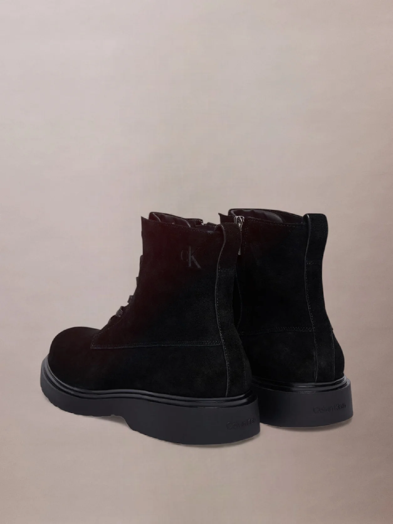 Triple Black حذاء بوت من الشامواه برباط وسحاب