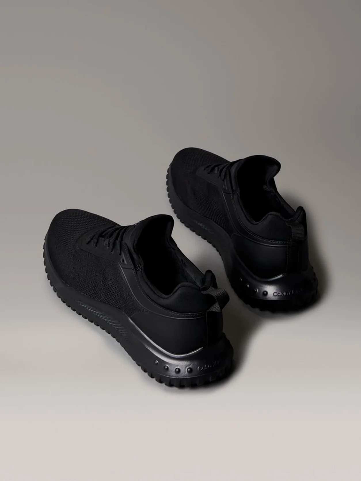 Triple Black سنيكرز رانر بشكل الجورب