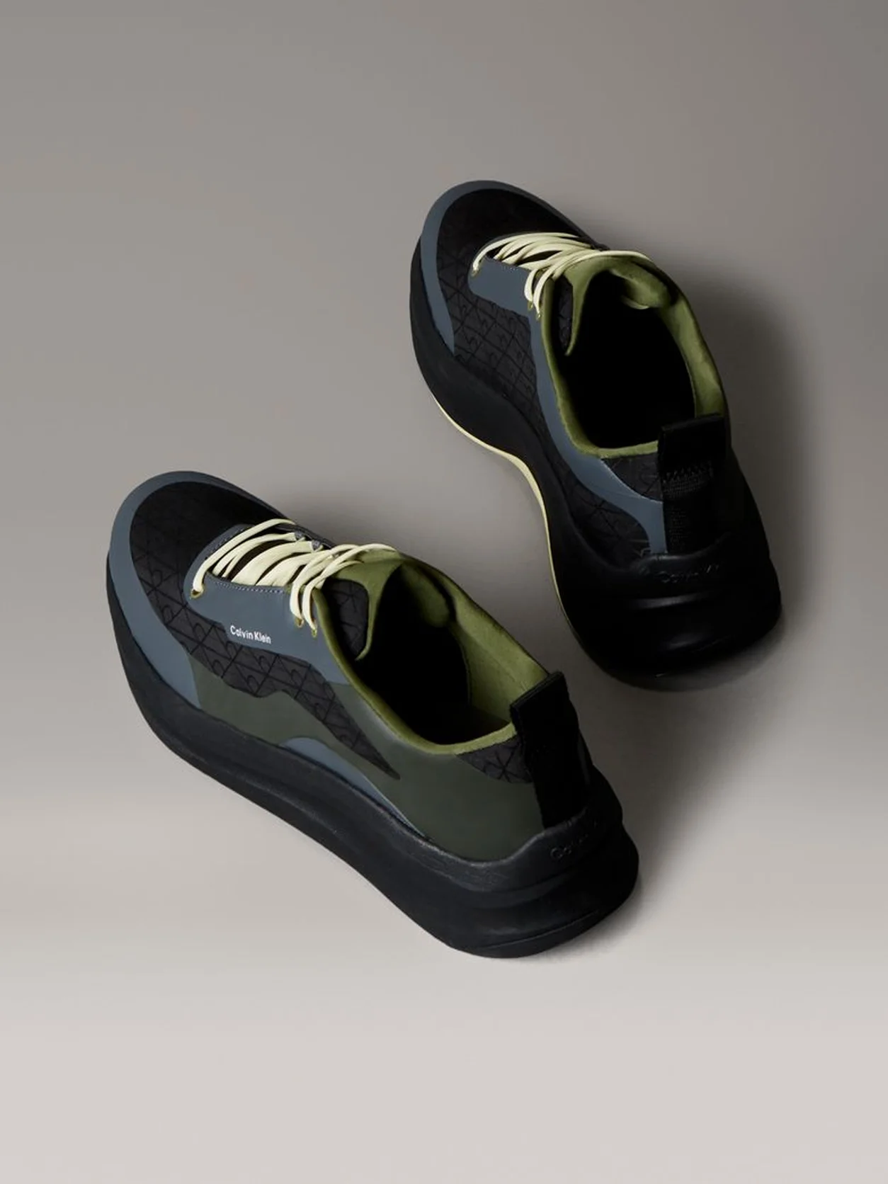 Black/Medieval Forest/Coal/Lime حذاء رياضي خفيف الوزن للغاية من قماش شبكي جيد التهوية